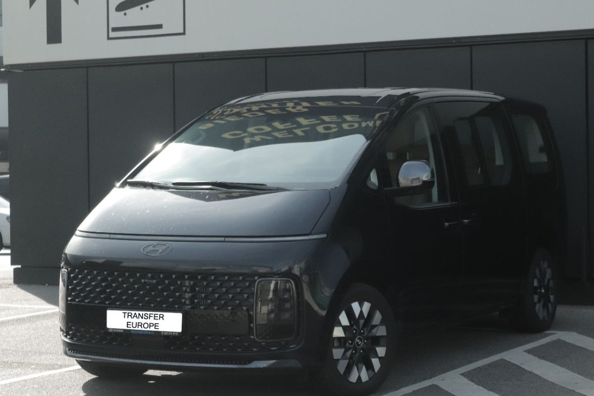 Private van transfer at Budapest Airport for Champions League Final 2026